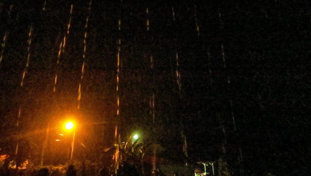 Guadeloupe: torrential rain seen from my window in the middle of the night