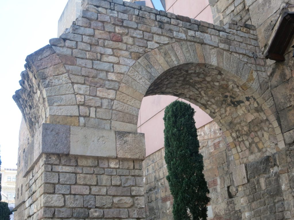 archway in Barcelona that looks Roman but was built by the government after the civil war