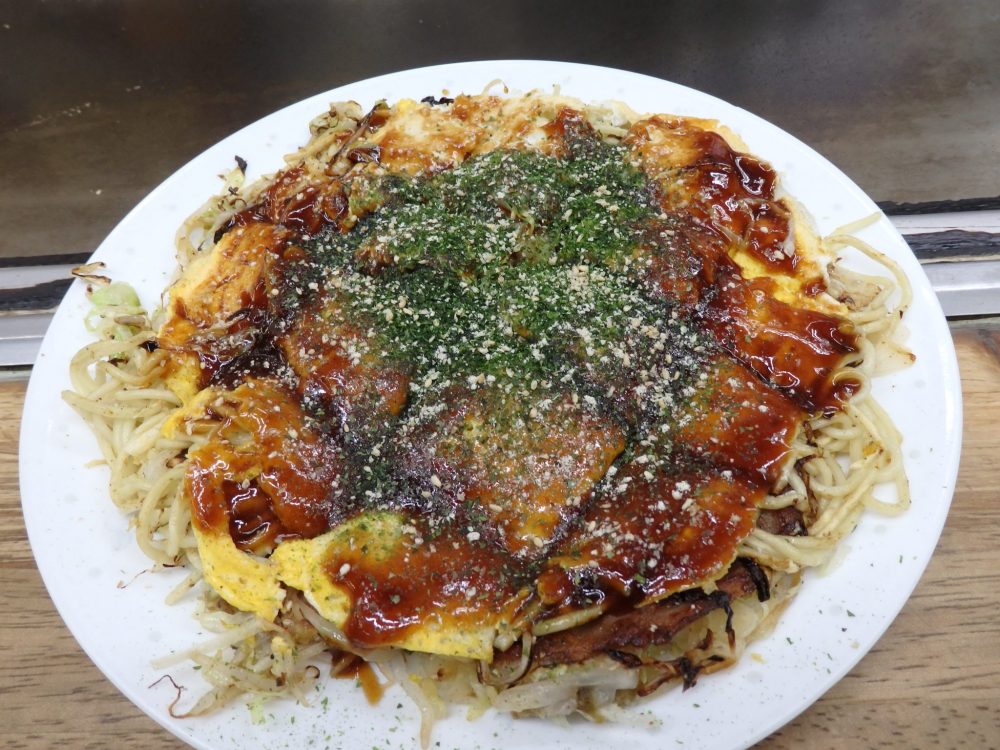  okonomiyaki, a local specialty in Hiroshima