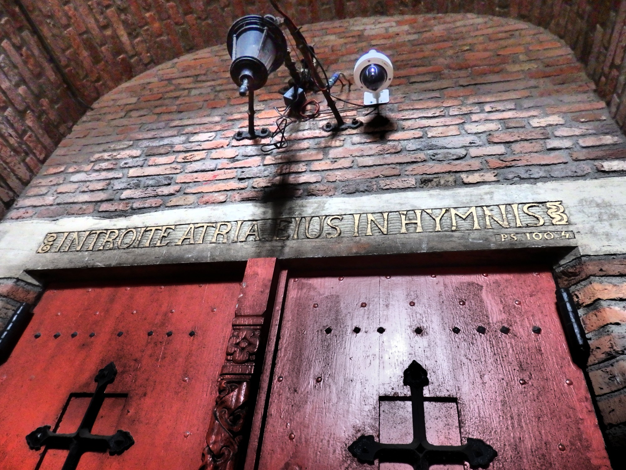 Just inside the revolving gate of the Martinitoren is this unused entrance to the church. I think it translates as "Enter His presence with hymns."