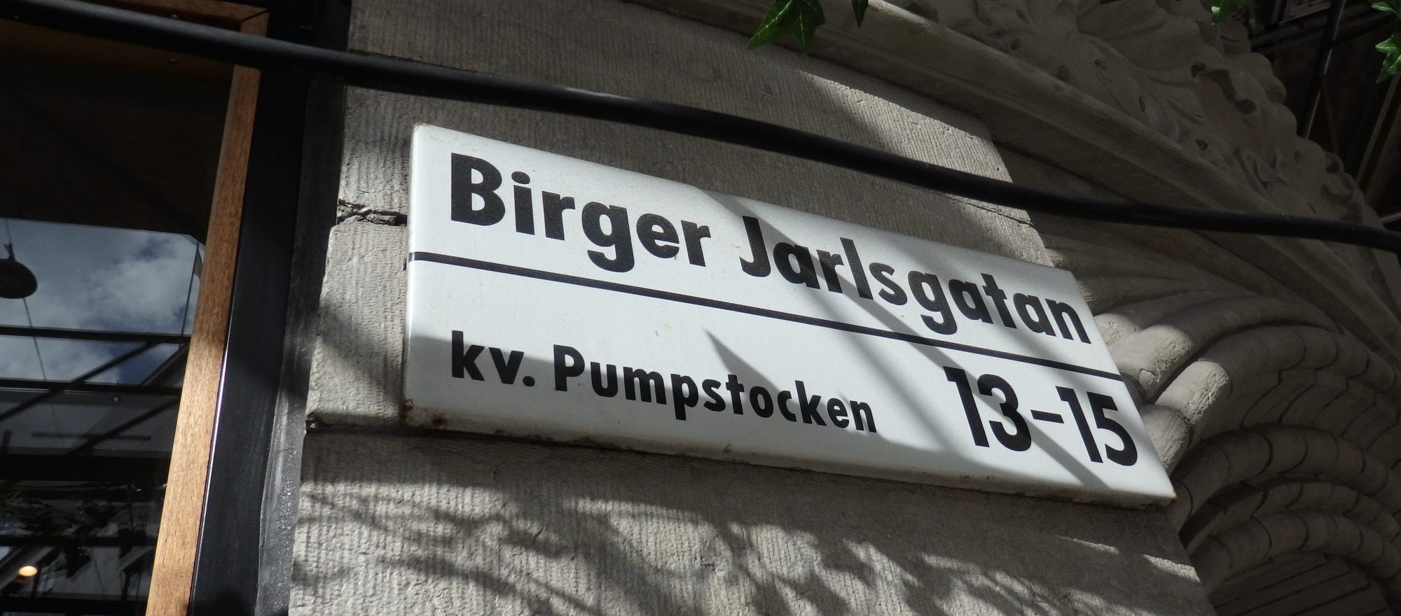 The street signs show the numbers of the buildings in that block.