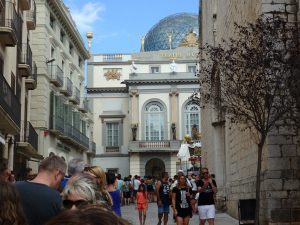 some of the line for the Dalí Theatre-Museum in Figueres. You can see the museum straight ahead and the church on the right.