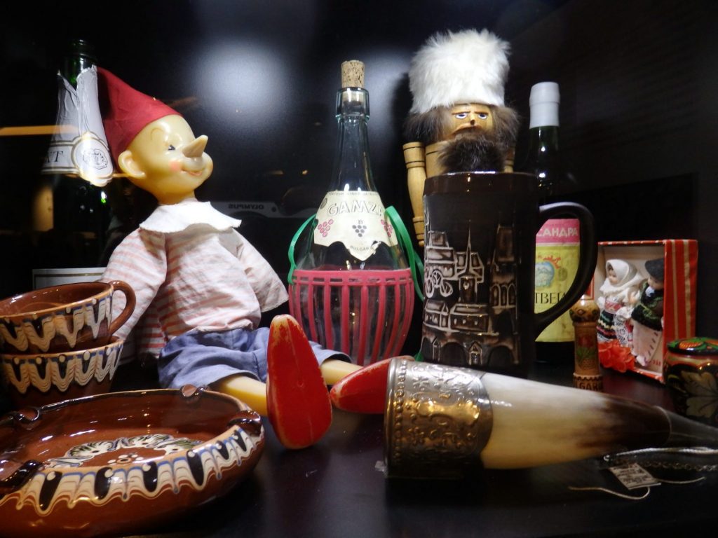 A plastic doll, a drinking horn, a nutcracker, some decorated ceramics, etc.