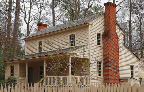 Tullie Smith Farmhouse in the Atlanta History Center. Image via Flickr by Jim Bowen