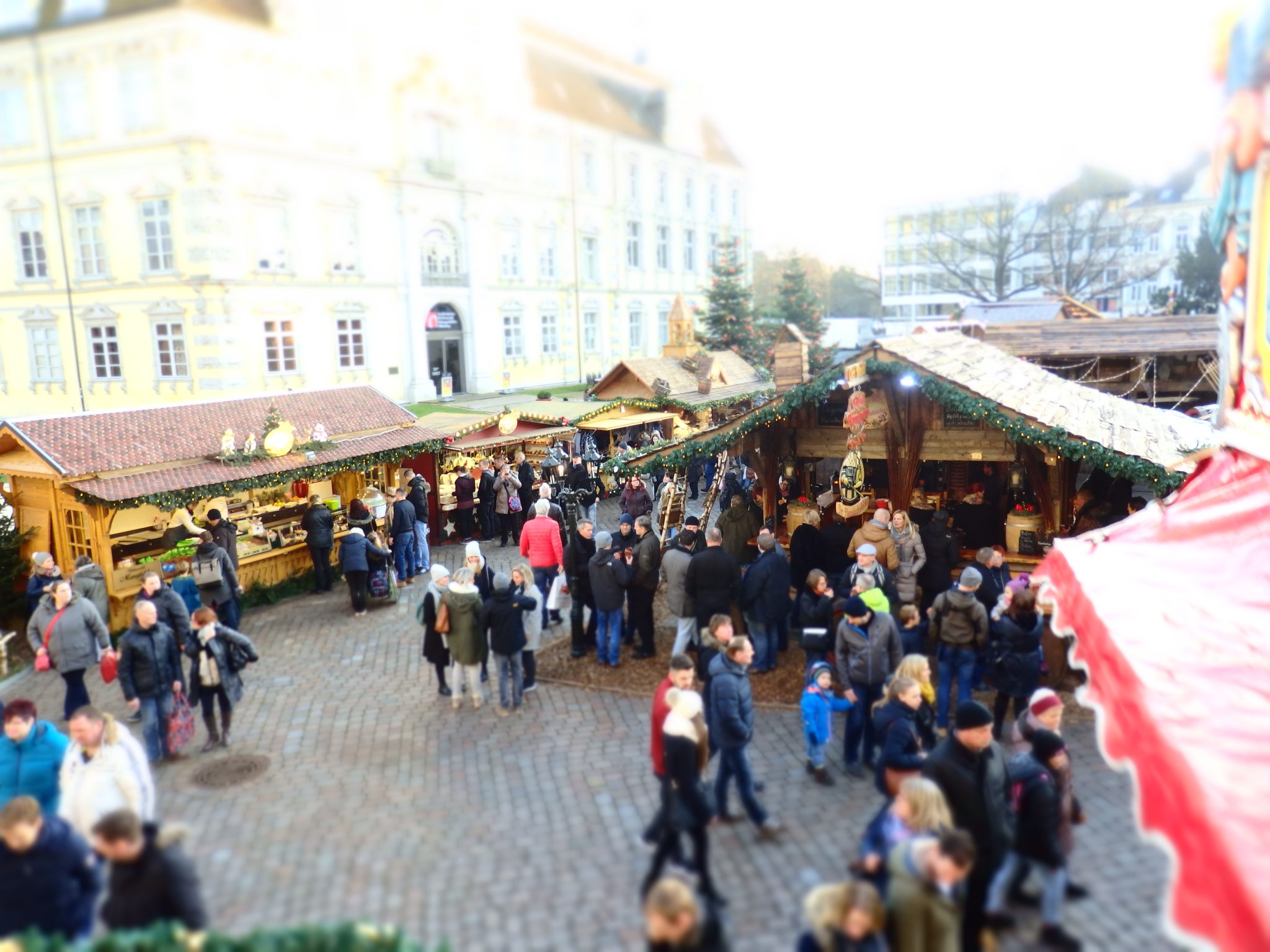 A few of the market stalls with the Oldenburger castle as backdrop. Notice the people drinking glüwein in the foreground.