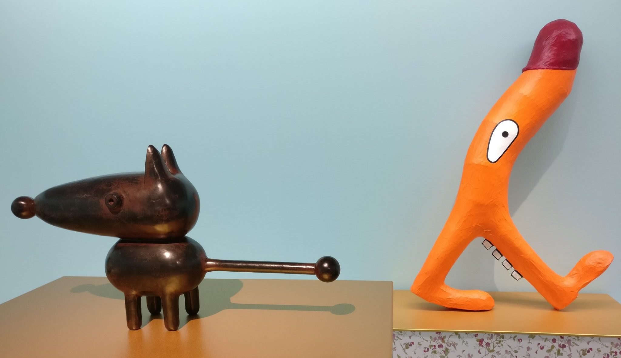 Joost van den Toorn: on the left, Atomic Dog, bronze from 2012; on the right, Hey ho lets go, paper mache from 1984