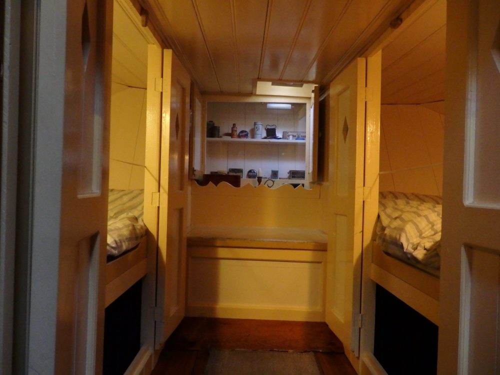 The cupboard beds in the Houseboat Museum. It looks like a normal hallway, doesn't it? That ceiling is about a meter high, I'd guess.