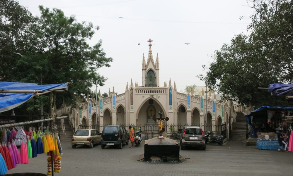 A large arch in the middle and gradually smaller arches on either side, with a spire in the center.