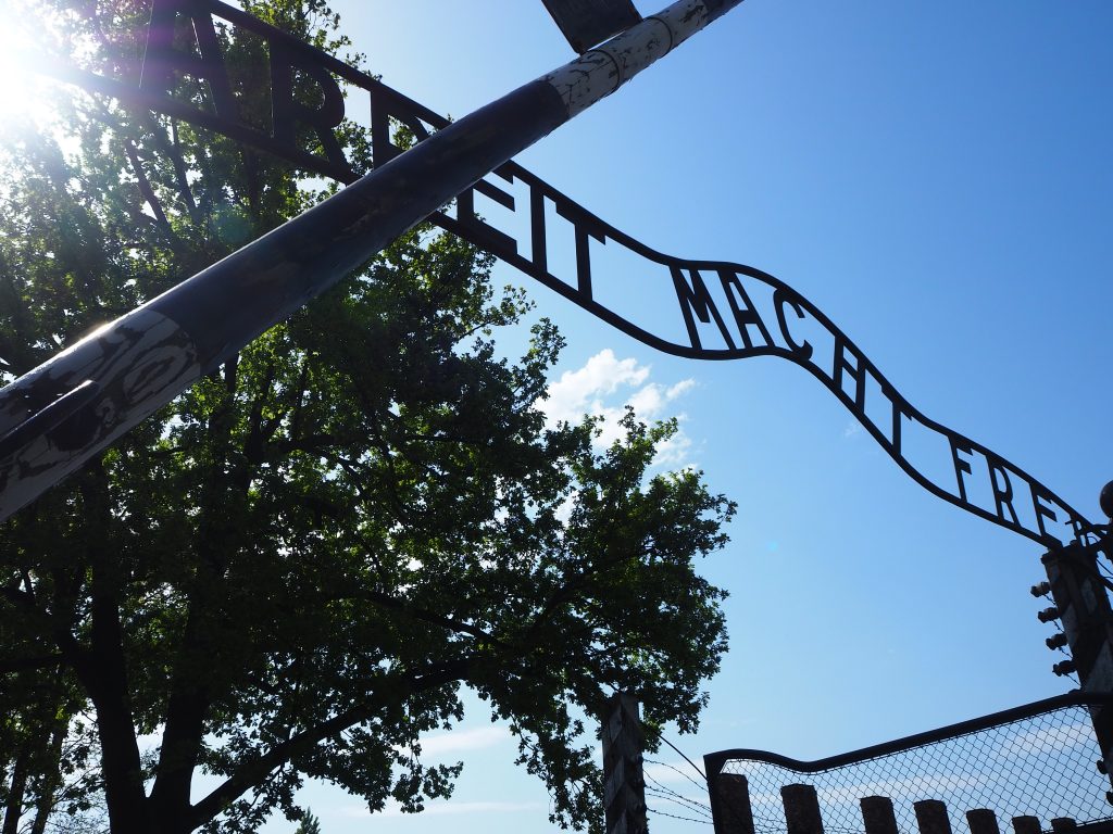 The metal arch that reads Arbeit macht frei.