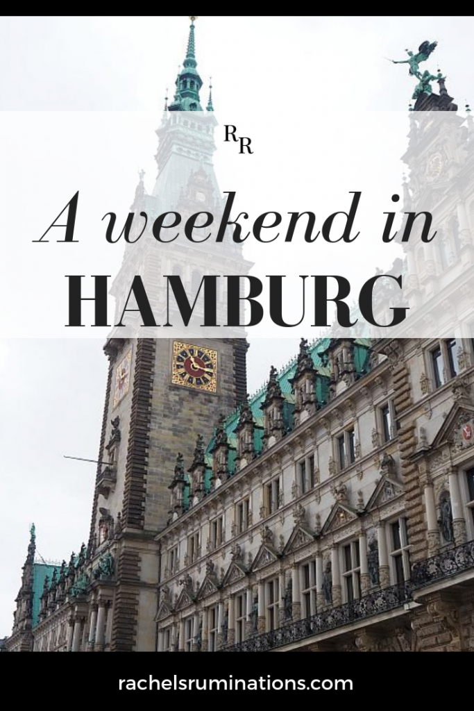 Text: A weekend in Hamburg. Image: Hamburg city hall.