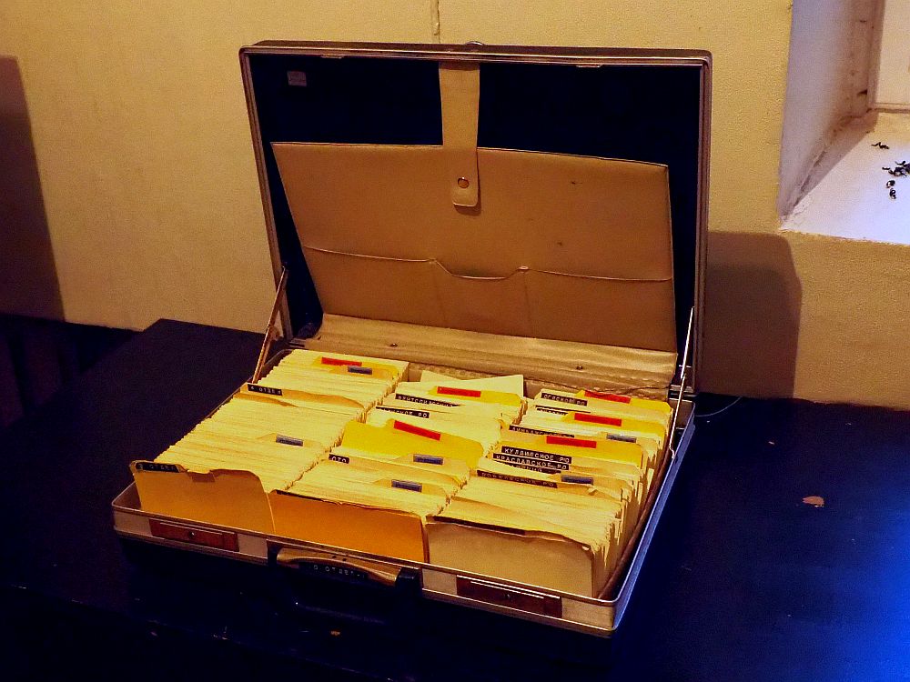 A briefcase with three neat rows of index cards. The section dividers are each labeled in Russian.