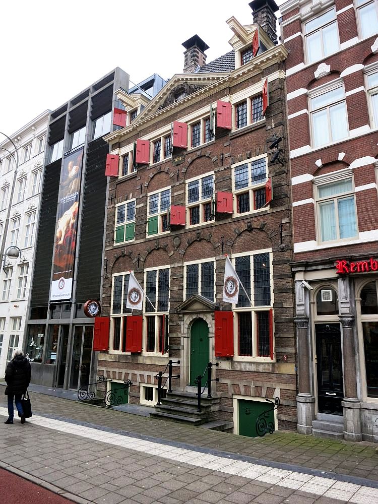 A pretty 5-5 story house in red brick.