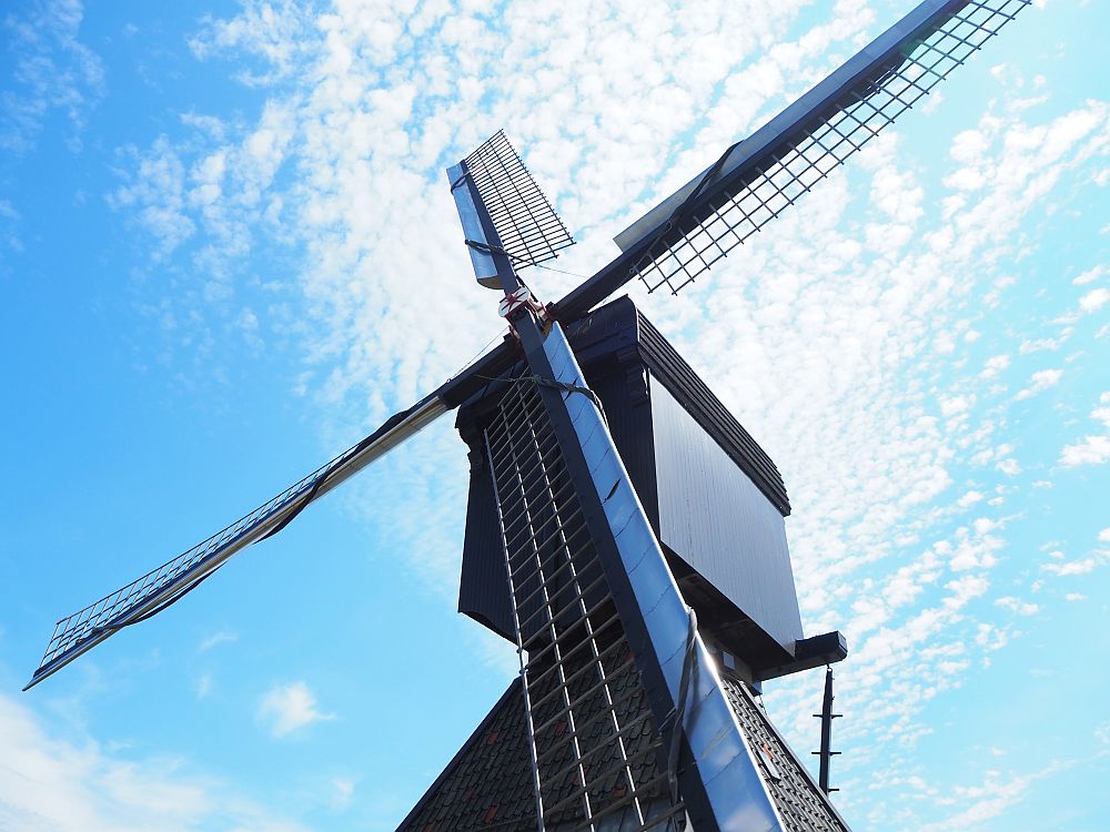 In this view we look up one of the vanes. The part of the mill that can rotate is painted black.