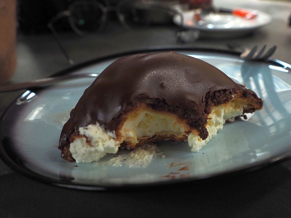 Since it's half eaten, it looks quite donut-like. Dark chocolate on the outside, a light yellow cream inside. 