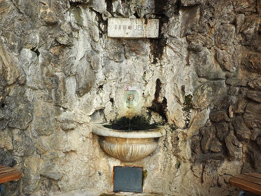 In a roughly cut cave - that may be a stone-built imitation of a cave - a small half-circular bowl set into the wall, with a simple tap emerging from the wall just above it. Above that, a sign warning not to drink the water. And above that, the name of the fountain carved onto a stone: Fettquelle.