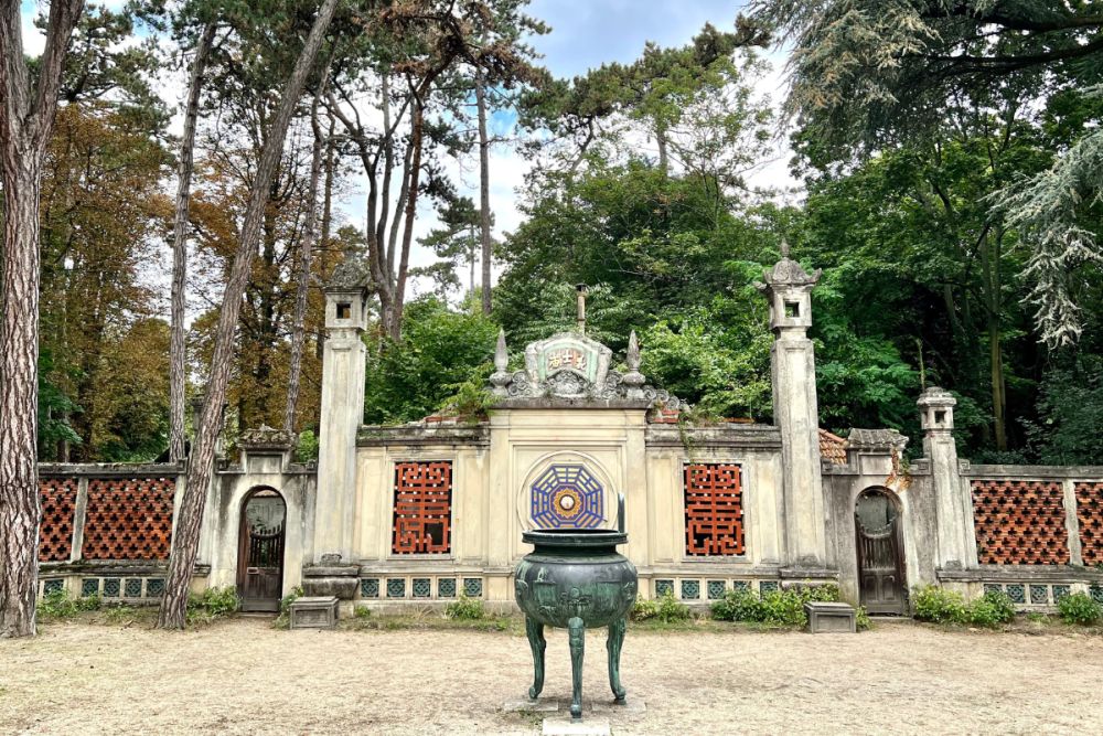 A gateway in the Human Zoo in Paris.