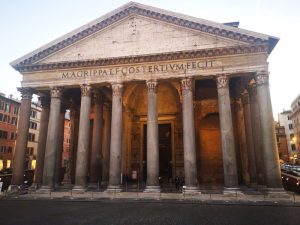 The front of the Patheon has a classical facade with a row of 8 columns holding up a triangular pediment.