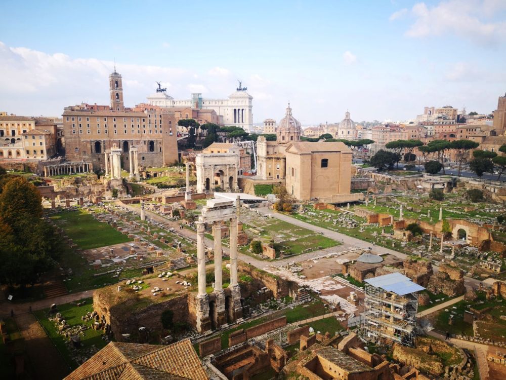 View over the forum, with various scattered ruins and sets of columns.