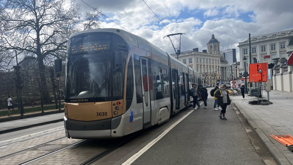 A tram, stopped, letting passengers off.