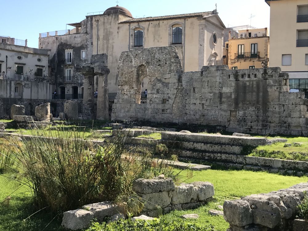 Ruins of several stone walls and pillars.