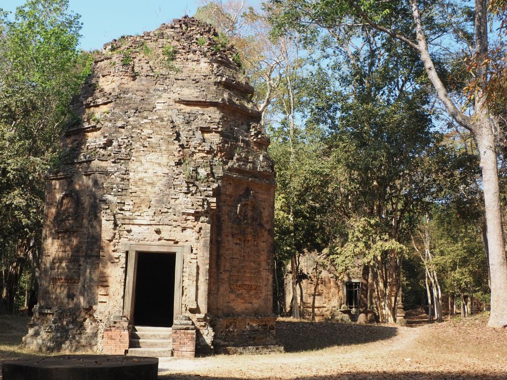 An octagonal brick temple, higher than it is wide, with an entrance door.