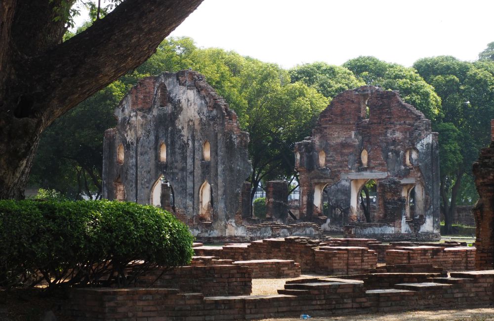 The remains of 2-3 storey building, rectangular with arched windows. What's left of it is mostly the two shorter ends of the building.