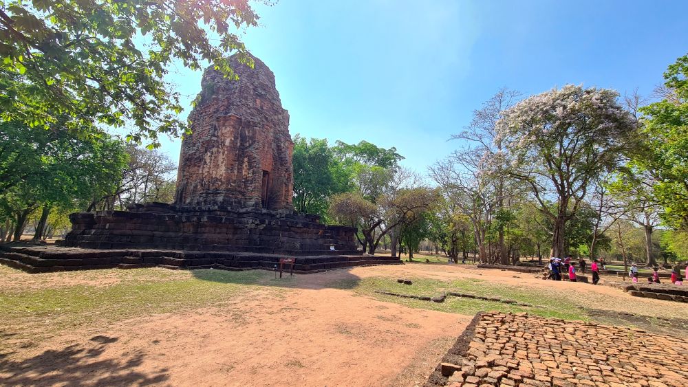 A large prang at Si Thep of brick and stone, not in very good condition. Remains of other buildings' foundations around it.