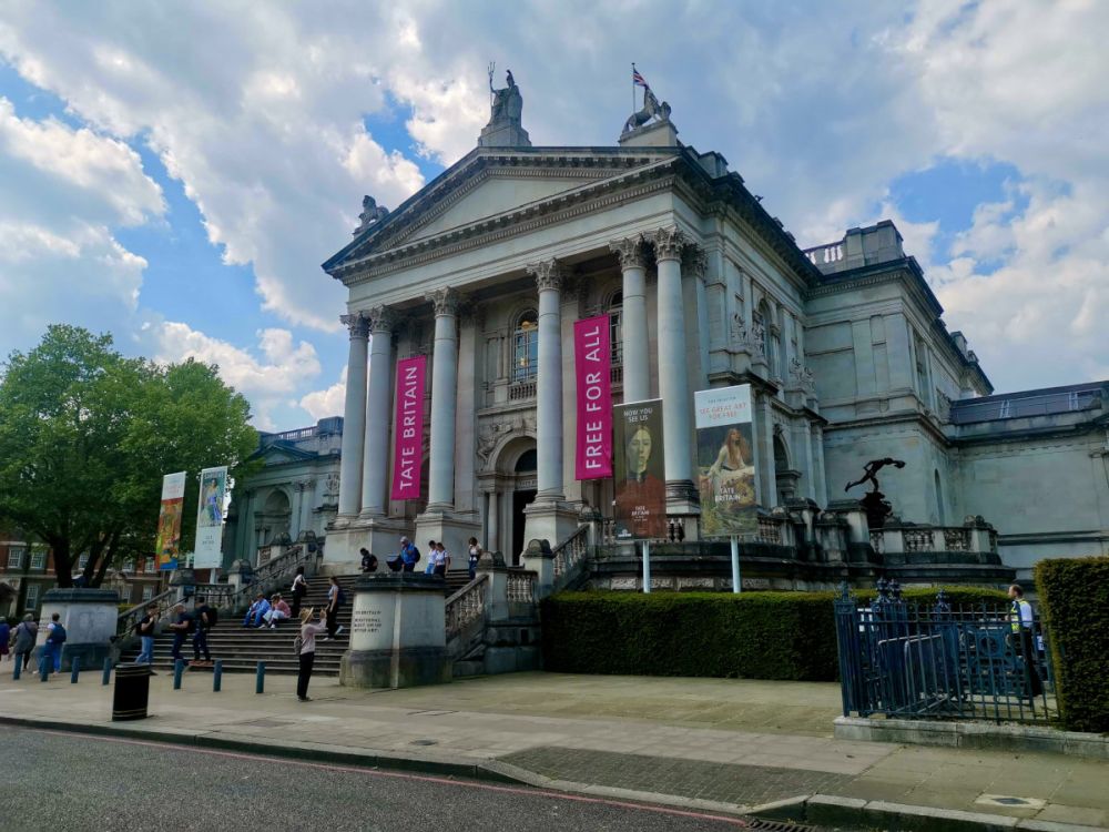 The Tate Britain, one of the best free museums in London, in a stately building with tall pillars holding up a classical-style pediment.