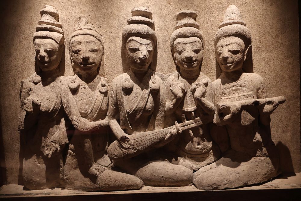 Human figures in clay: sitting, holding musical instruments.