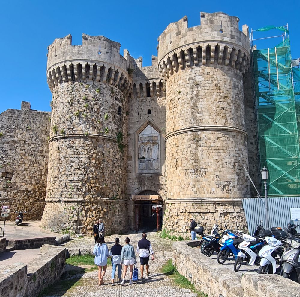 A gateway flanked by two round towers with crenellations on their tops.