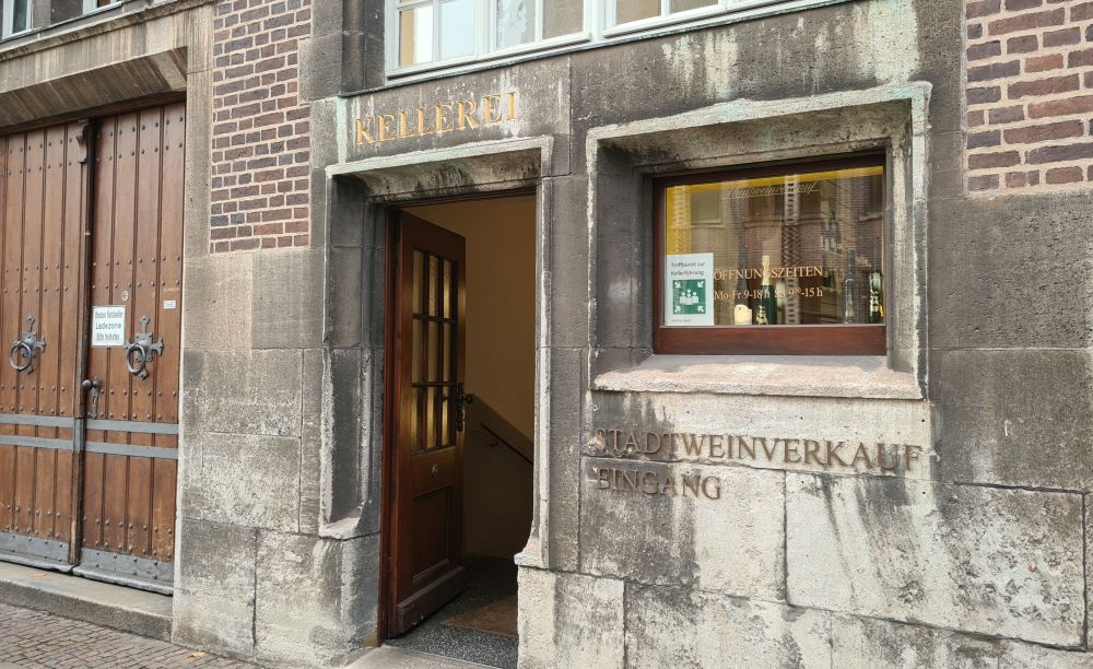 A doorway with a sign indicate the entrance down to the Ratskeller.