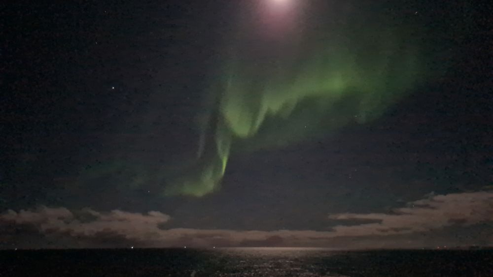 A squiggly green light across the sky.