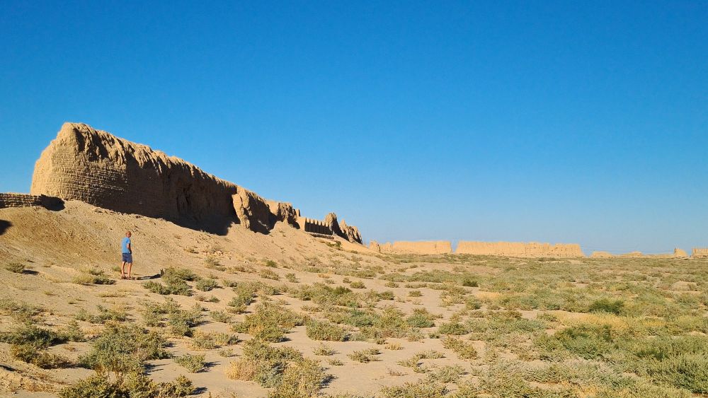Jagged wall on the left and more wall far in the distance on the horizon.